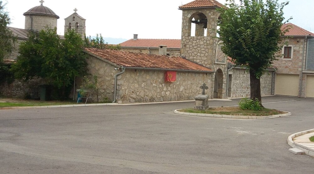 Nastavlja se akcija: Crnogorska zastava na manastiru Ćelija piperska i u Ćeklićima