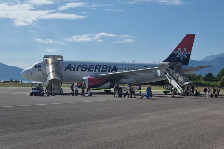 Drama iznad Tivta: Iz aviona kuljao dim, putnici čuli jak prasak