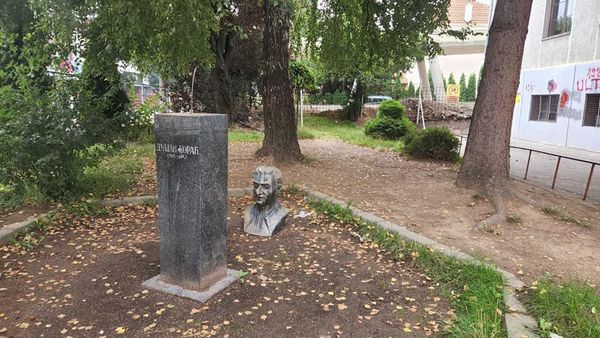 Ministarstvo prosvjete: Otkriti i kazniti odgovorne za skrnavljenje biste Dušana Koraća u Bijelom Polju