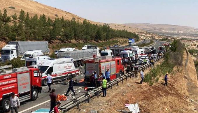 Poginulo 15 osoba: Vozilo sletjelo s puta, autobus se prevrnuo i udario u vatrogasce i hitnu