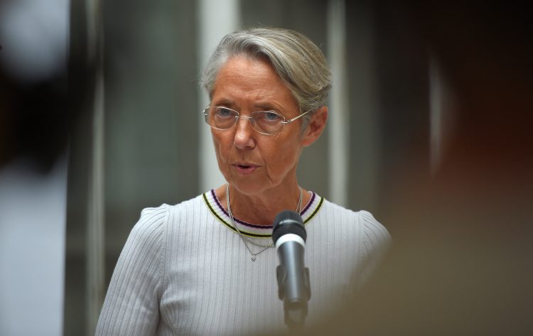 Anketa: Francuska premijerka popularnija od predsjednika Makrona