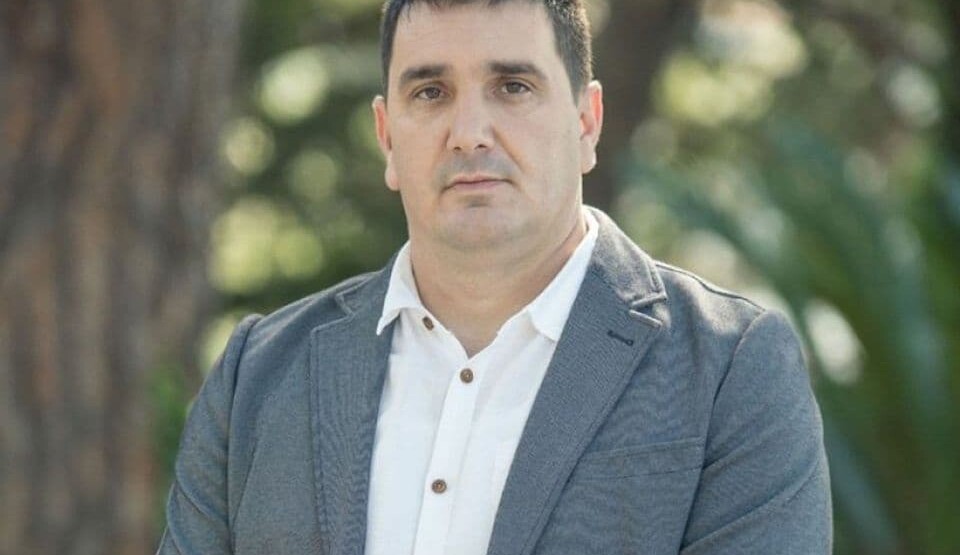Komnenić: Direktor komunalnog preduzeća naredio zaposlenima da omoguće postavljanje antidržavnih transparenata