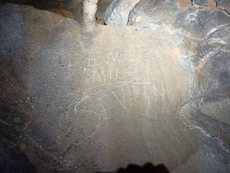 Đalovića pećina na meti vandala: Ispisali imena, uništili ukrase…