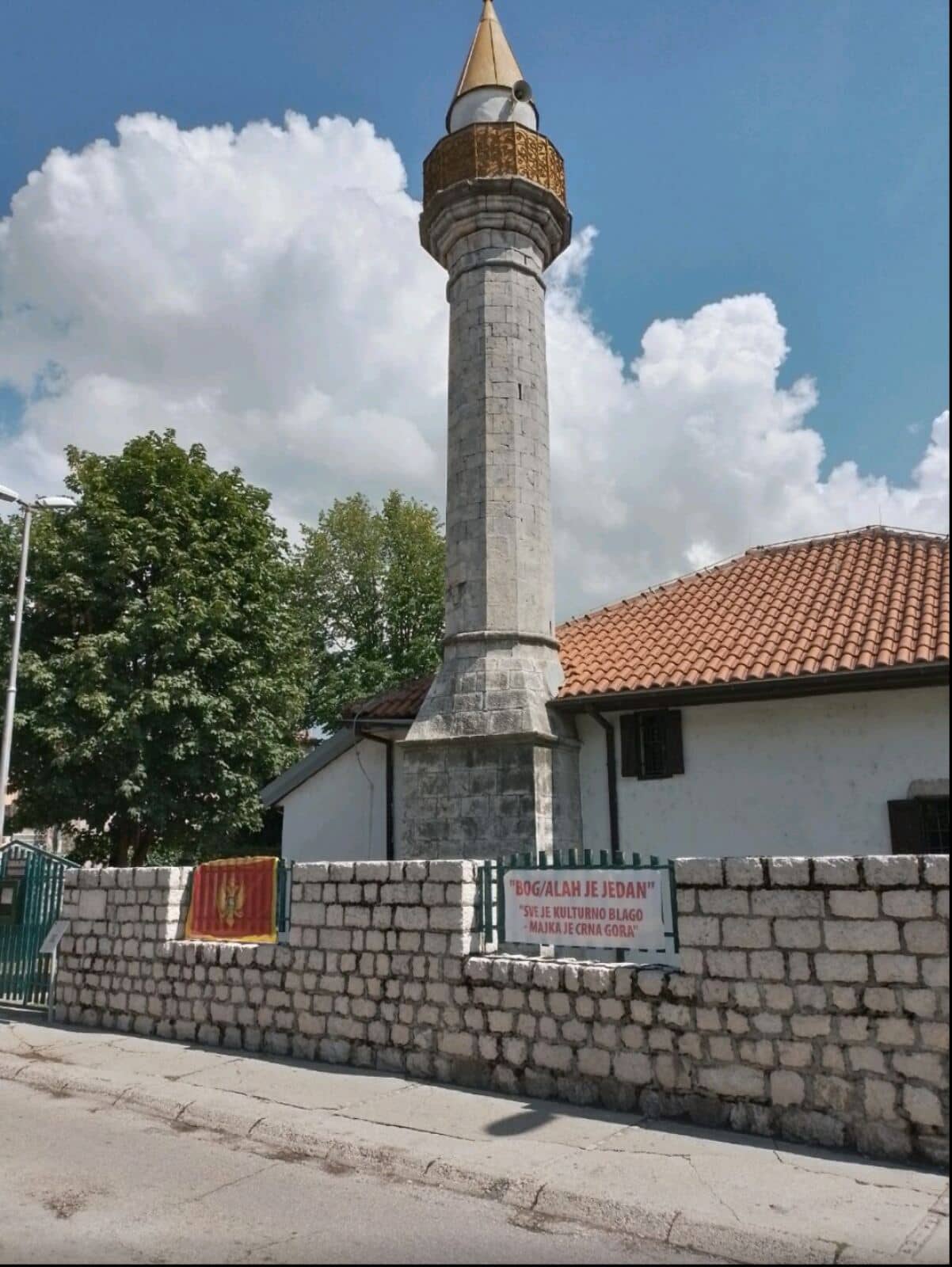 Crnogorska zastava na Džamiji hadži Ismaila u Nikšiću