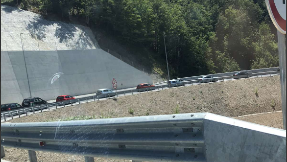 Sudar automobila i kamiona na auto-putu, stvorile se kolone