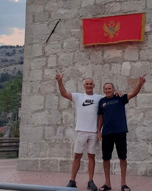 Crnogorska zastava i na crkvi u Tološima i na Sinjajevini