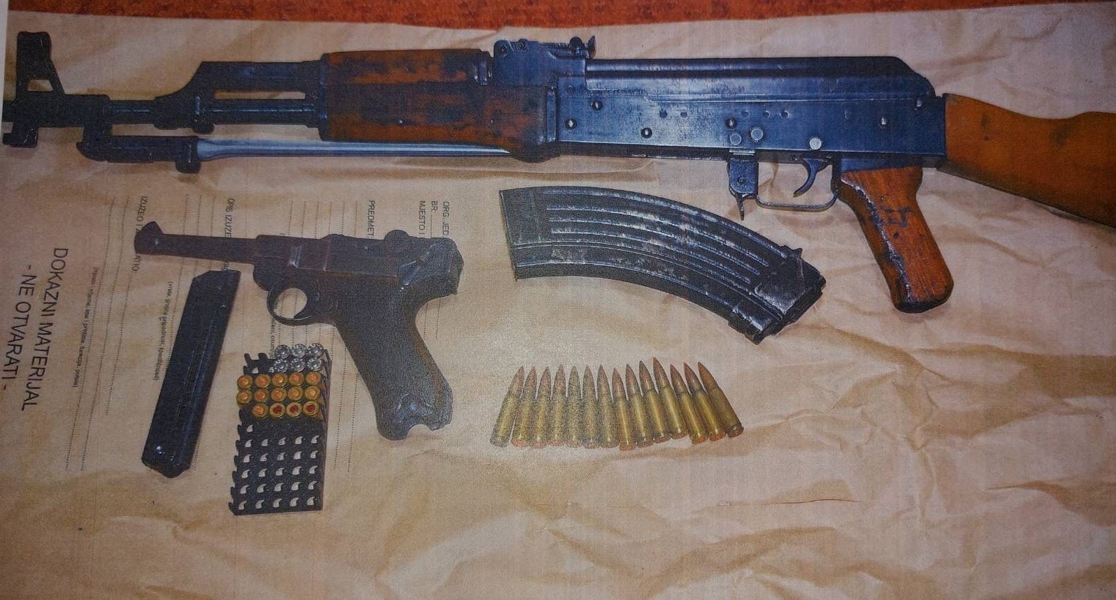 Uhapšena osoba zbog nelegalnog držanja automatske puške i ručne bombe