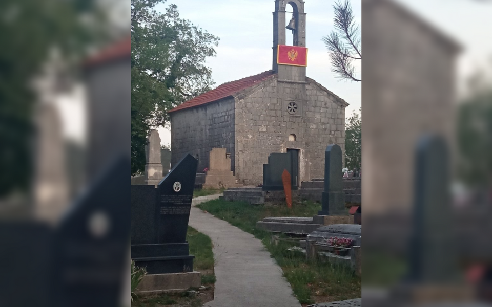 Zastava i na crkvi Svetog Spasa u Bokovu