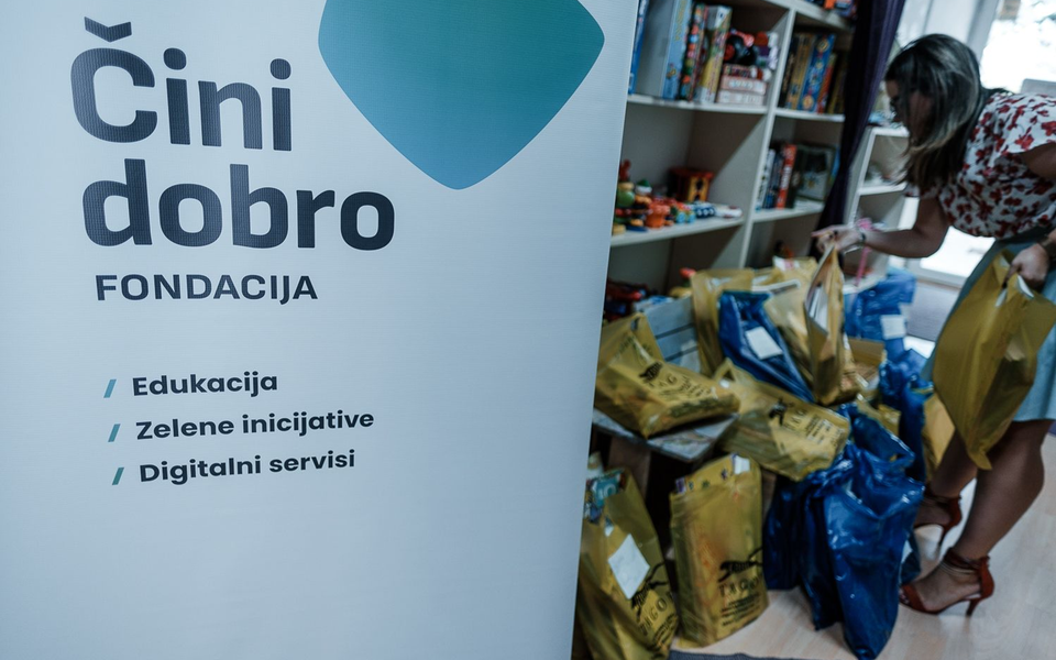 Školska oprema za 805 mališana iz 326 crnogorskih porodica