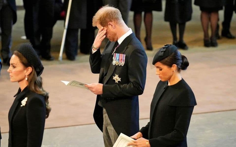 Princ Hari zaplakao prilikom odavanja počasti kraljici Elizabeti