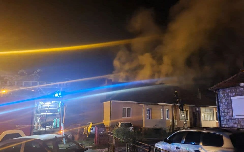 Izgorjelo potkrovlje kuće u Beranama, nema povrijeđenih