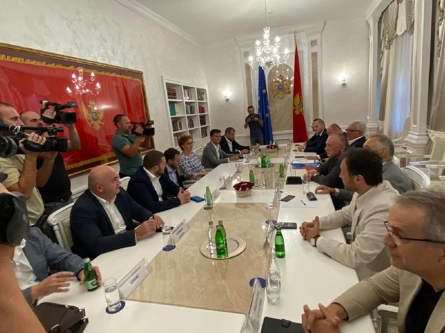Završen sastanak ”stare parlamentarne većine”, dogovora o mandataru nema; Mandić: Pozvaću predsjednike stranaka na sastanak