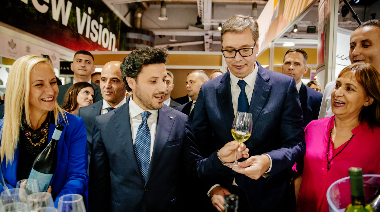 (FOTO/VIDEO) Abazovića čekao Selaković, sa Vučićem isprobavao vina