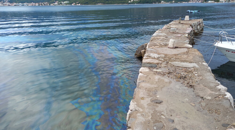 Novi ekološki incident: Velika naftana mrlja duž obale u Donjoj Lastvi