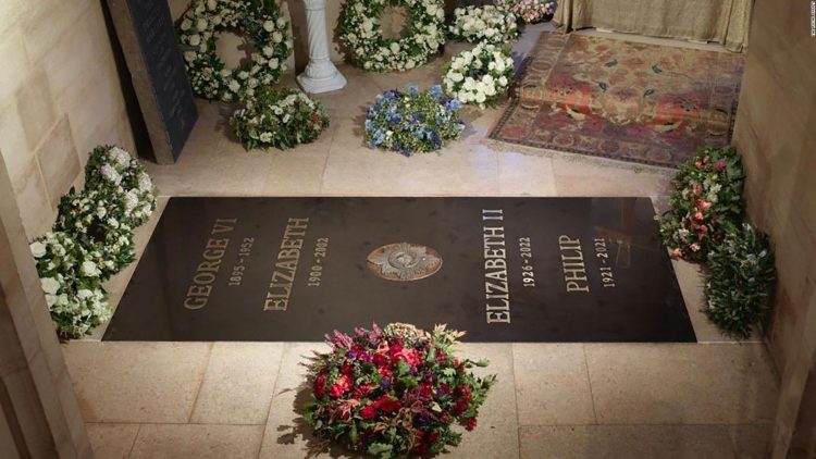 Uklesano ime kraljice Elizabete II: Prva slika nadgrobne ploče u kapeli