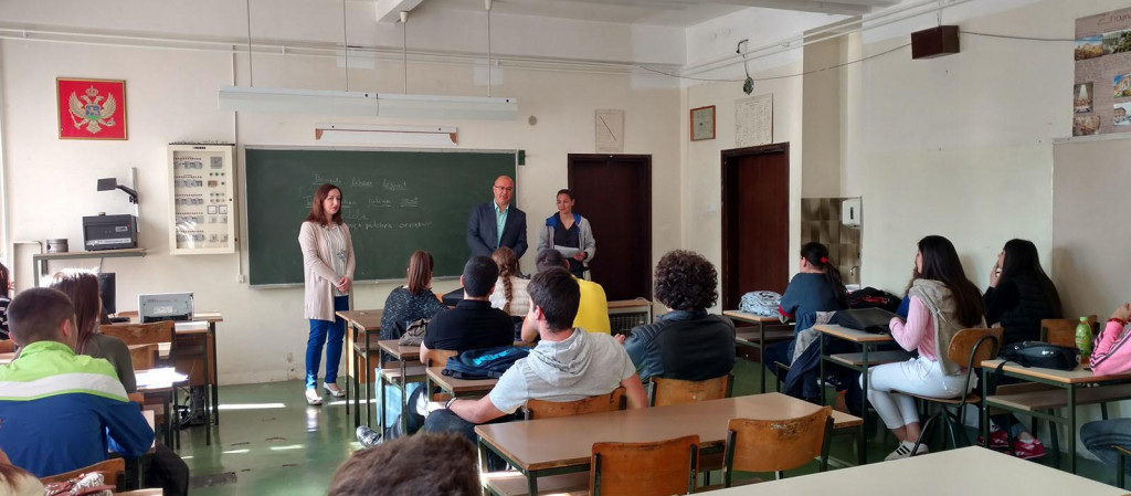 Đaci iz više opštine bojkotuju nastavu u Tivtu