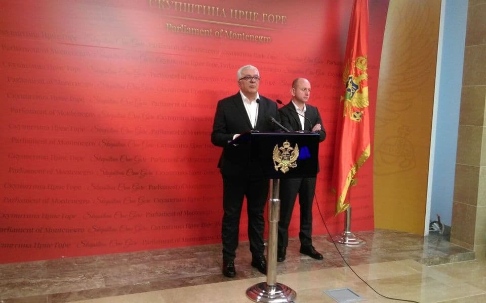 Mandić: Parlamentarna većina od 30. avgusta ponovo zajedno, imaćemo novu vladu; Mikić: Ako se smijeni Đurović sve pada u vodu