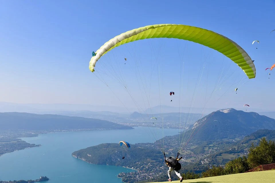 Bar: U toku potraga za dvojicom paraglajderista