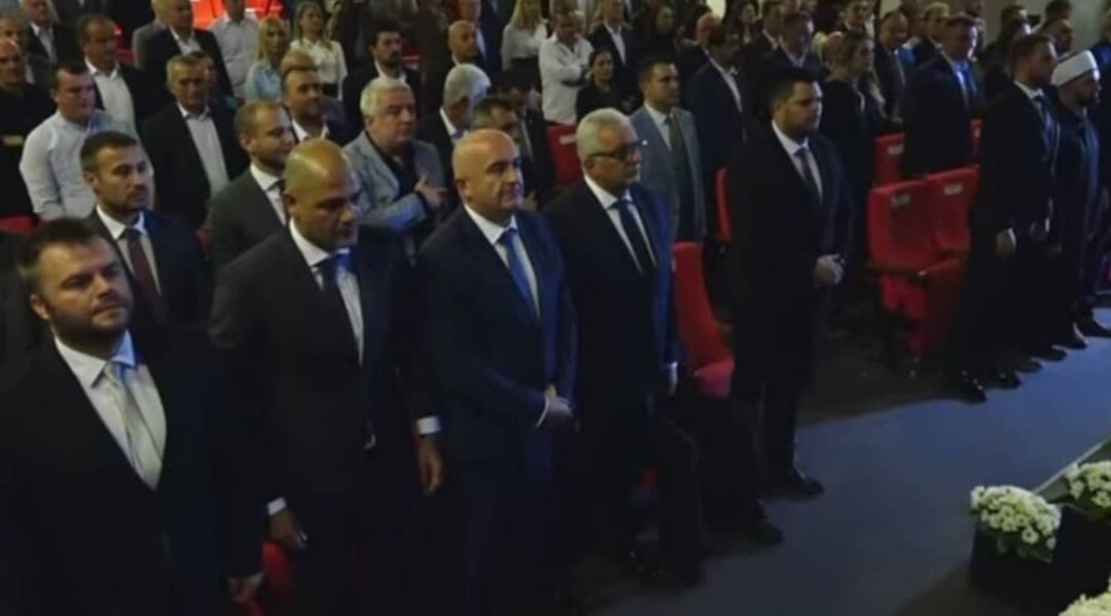 Marković: Pop Backović sjedi dok se intonira himna, nadležni da reaguju zbog nepoštovanja