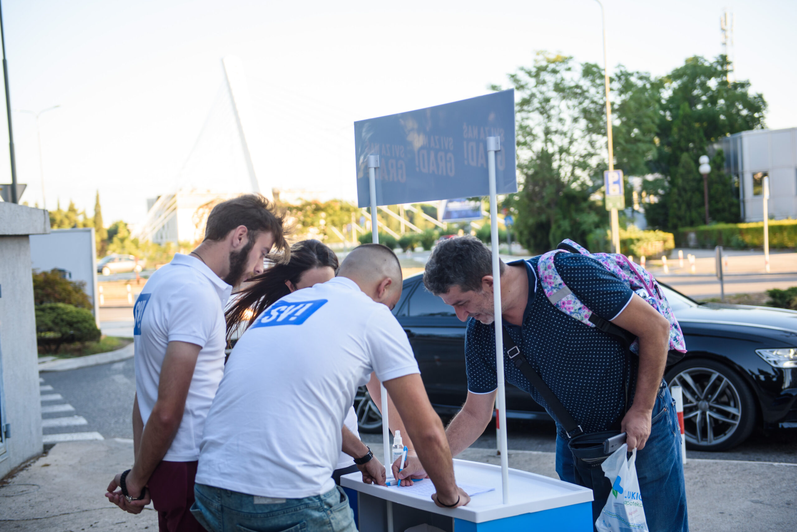 Za dva dana na štandovima Pokreta “Svi za naš grad” prikupljeno više od 16.000 potpisa podrške građana