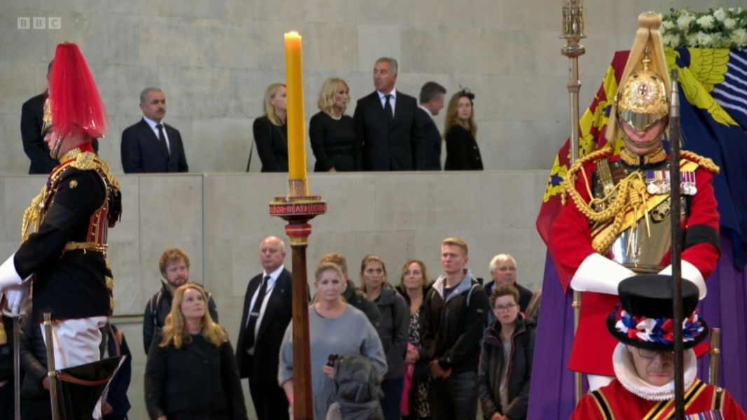 Đukanović sa suprugom odao počast preminuloj kraljici u Vestminsterskoj palati