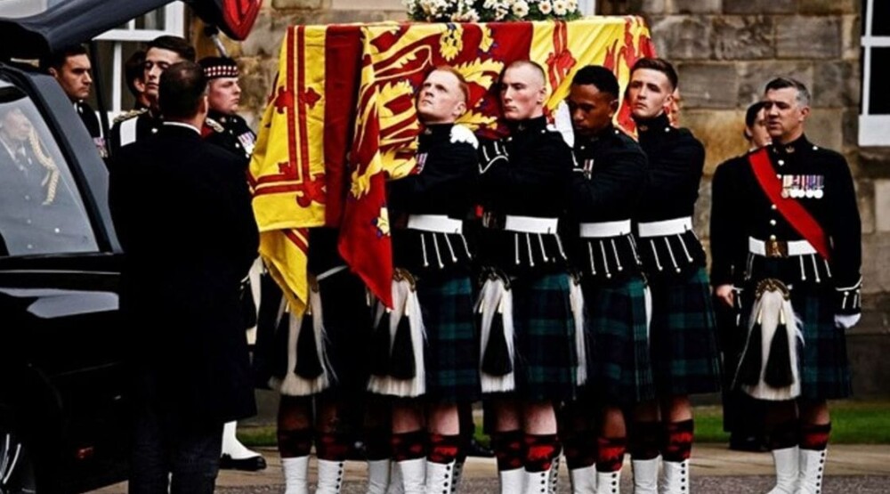 Kovčeg sa tijelom kraljice Elizabete II prenesen u katedralu u Edinburgu