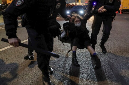 Rusi protestuju protiv mobilizacije: Policija ih odnosi sa ulica, privedeno preko 800 osoba