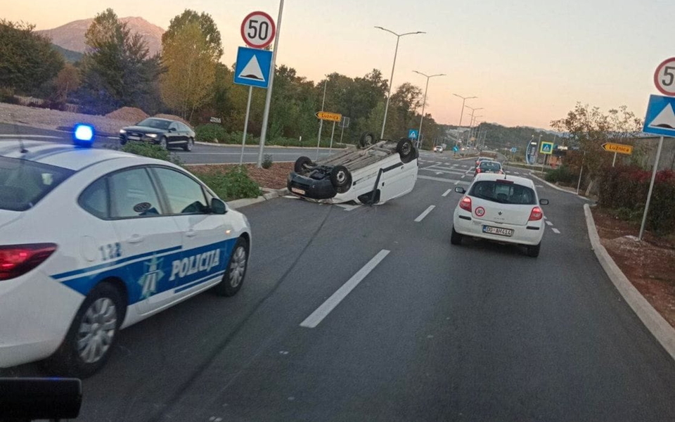 UDES NA MAREZI: Automobil završio na krovu, jedna osoba povrijeđena