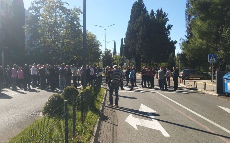 Policajci blokirali bulevar Stanka Dragojevića u Podgorici