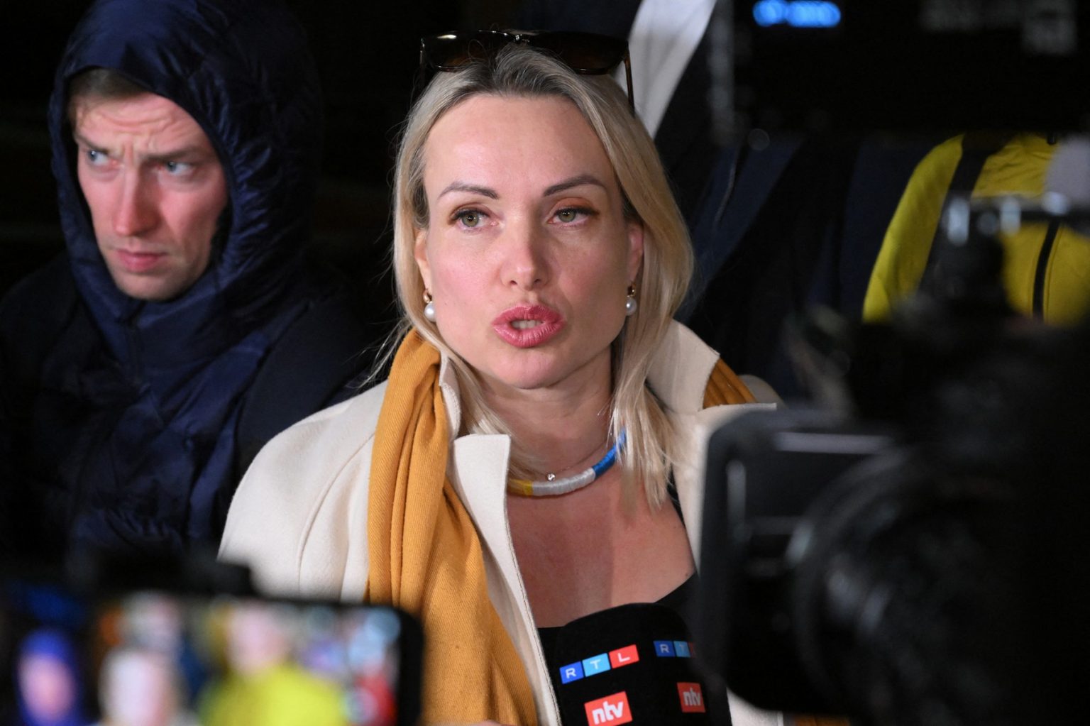 Ustala protiv Putina pa morala da bježi iz Rusije: Marina Ovsjanikova sa ćerkom napustila zemlju