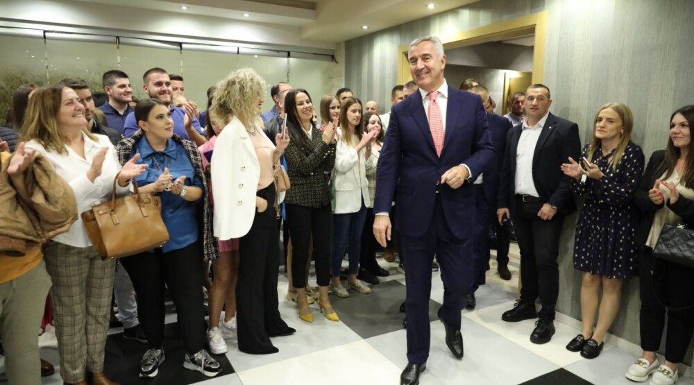 Đukanović uručio člasnke karte DPS-a mladim Barankama i Baranima
