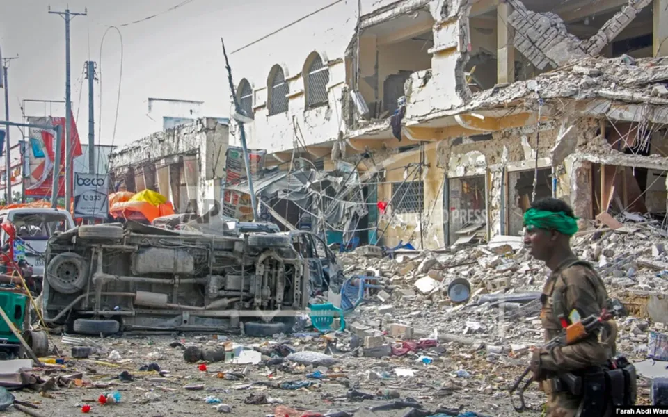 Predsjednik Somalije: Najmanje 100 poginulih u eksplozijama automobila-bombe