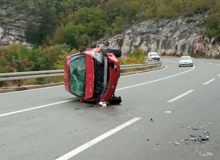 Saobraćajna nezgoda na putu Cetinje – Podgorica: Automobil se prevrnuo na magistrali