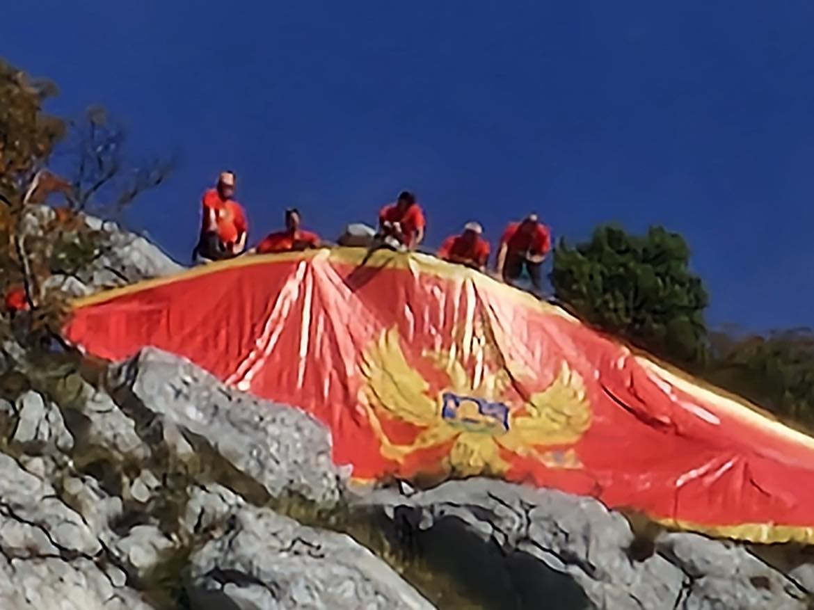 VIDEO: Zastava Crne Gore postavljena na Ostroške grede