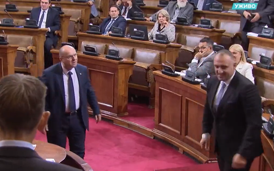 Zamalo tuča u Skupštini Srbije (VIDEO)