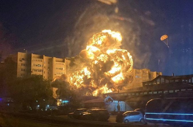 Horor u Rusiji: Vojni avion se srušio na stambenu zgradu, bukti požar