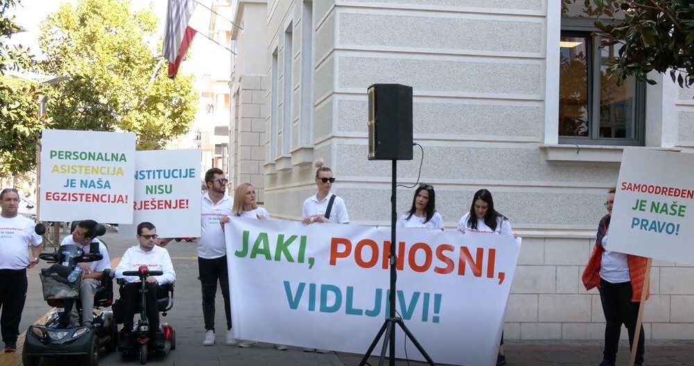 Udruženje mladih sa hendikepom organizovalo protestnu šetnju: Personalni asistenti neophodni OSI
