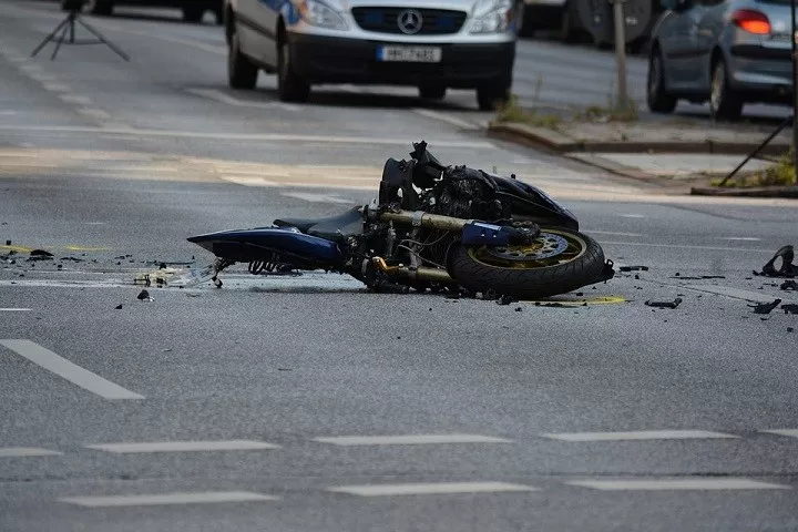 Bar: Motociklista teško povrijeđen nakon što se zakucao u automobil
