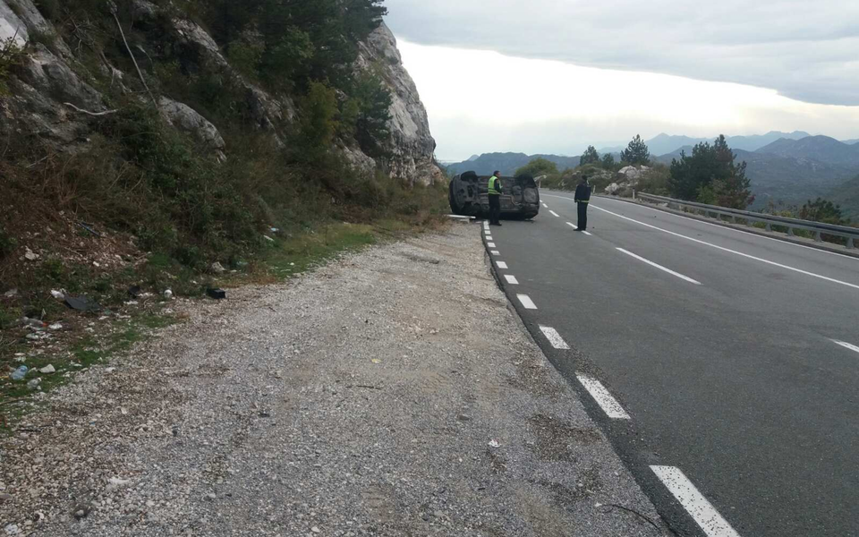 Nezgoda na putu Cetinje – Podgorica, “Tojota” završila na boku