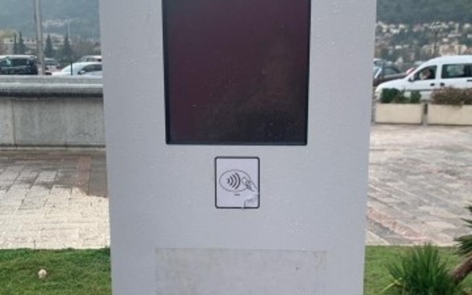 TO Kotor: Na meti vandala veći dio opreme duž šetališta na bedemima