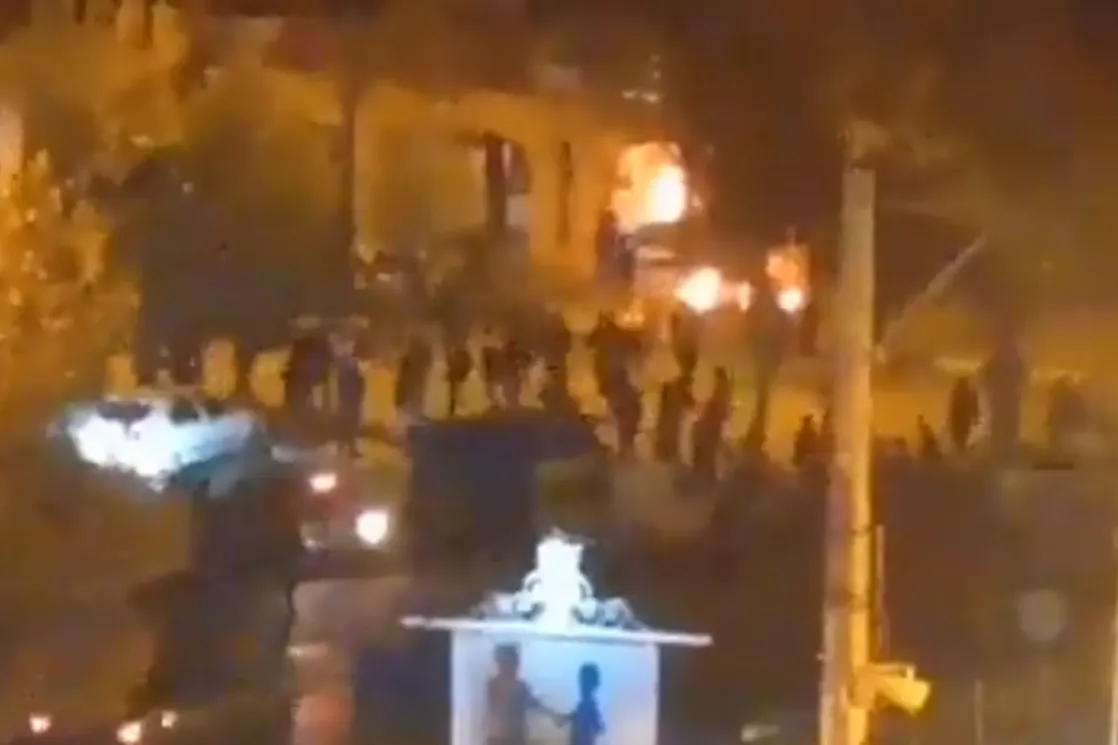 Ne jenjava bijes u Iranu: Spaljena Homeinijeva rodna kuća? (VIDEO)