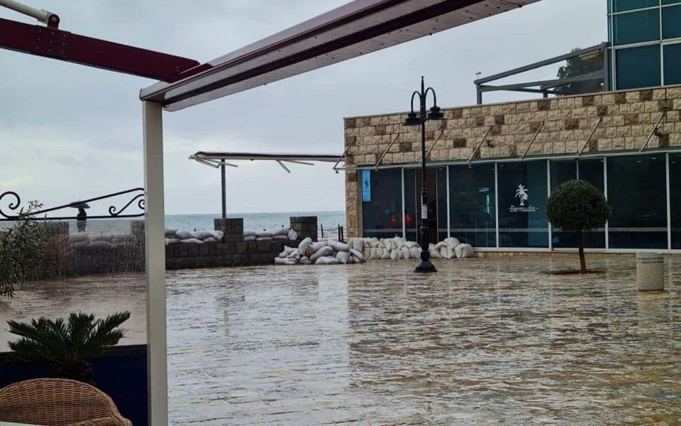 U Starom gradu manje poplave, džakovi sa pijeskom na ulaze ka Brijegu od Budve