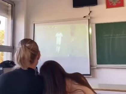 Skandal u podgoričkoj školi: Profesorica “surfuje”, đacima pustila utakmicu Kamerun-Srbija!