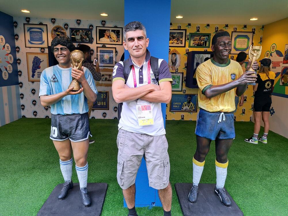 MARADONA I PELE NA JEDNOM MJESTU, MESI I RONALDO U ISTOM TIMU: Nevjerovatna fan zona Južne Amerike na Mundijalu u Dohi