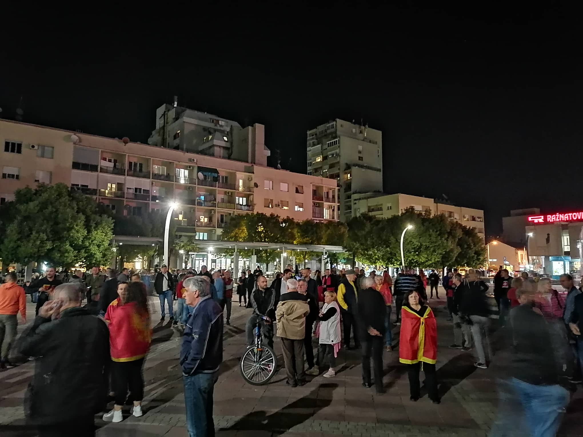 Protest ispred Skupštine: Ne državnom udaru, ovo je izdaja, građani pokušali da sruše zaštitnu ogradu