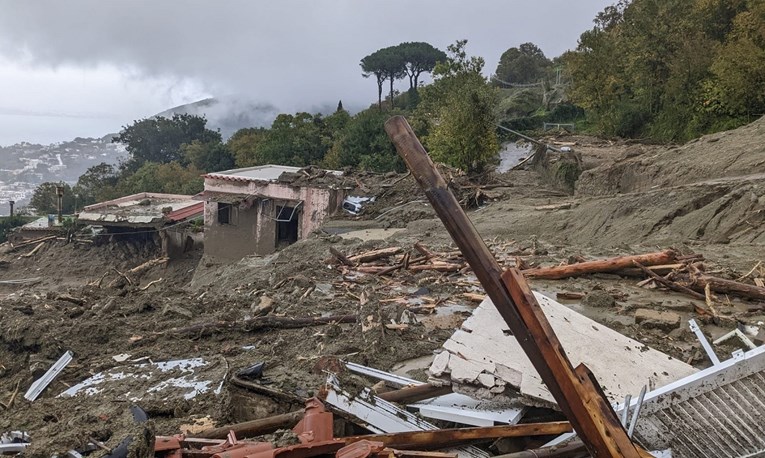 Odron u Italiji zatrpao zgrade i automobile, više nestalih