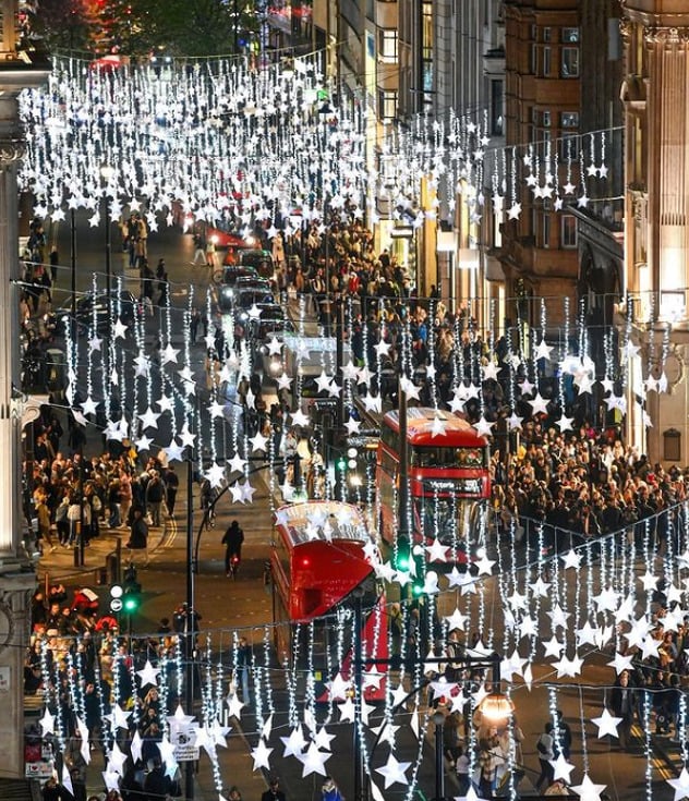 Praznično raspoloženje već stiglo na ulice Londona, grad izgleda čarobno