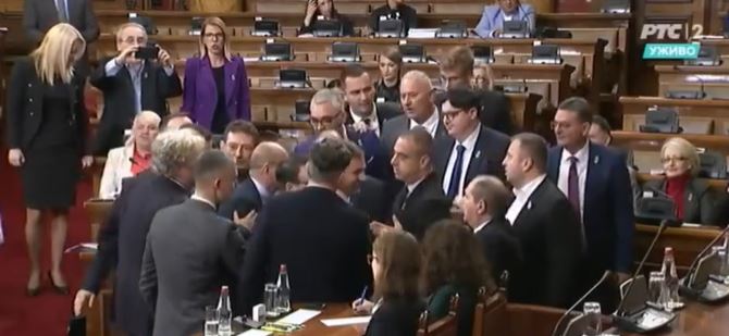 Incident u Skupštini Srbije, zamalo fizički obračun poslanika
