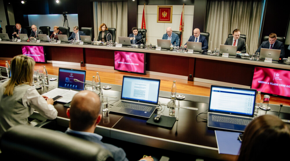 Šteta Vesne Bratić po budžet od tužbi 300.000 eura; Abazović: Bilo drugih načina da se smijene neki direktori škola
