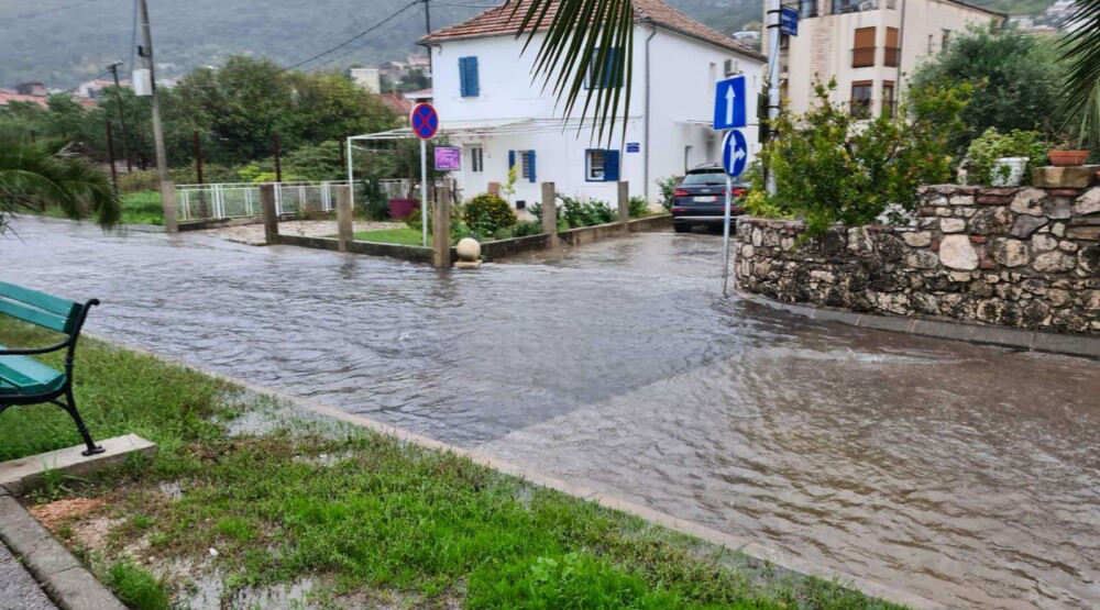 Tivat: Zbog plime preplavljene ulice u Kalimanju i Donjoj Lastvi